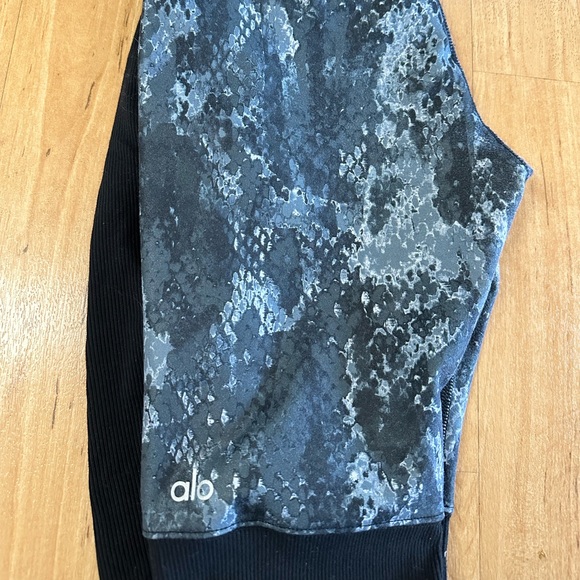 ALO Yoga Goddess Leggings Black Python Snake
Print Ribbed Leg Warmer small - Picture 4 of 6